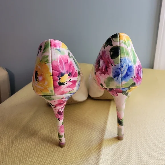 Women's Christian Siriano White Floral Heels Size 7W - Picture 3 of 9